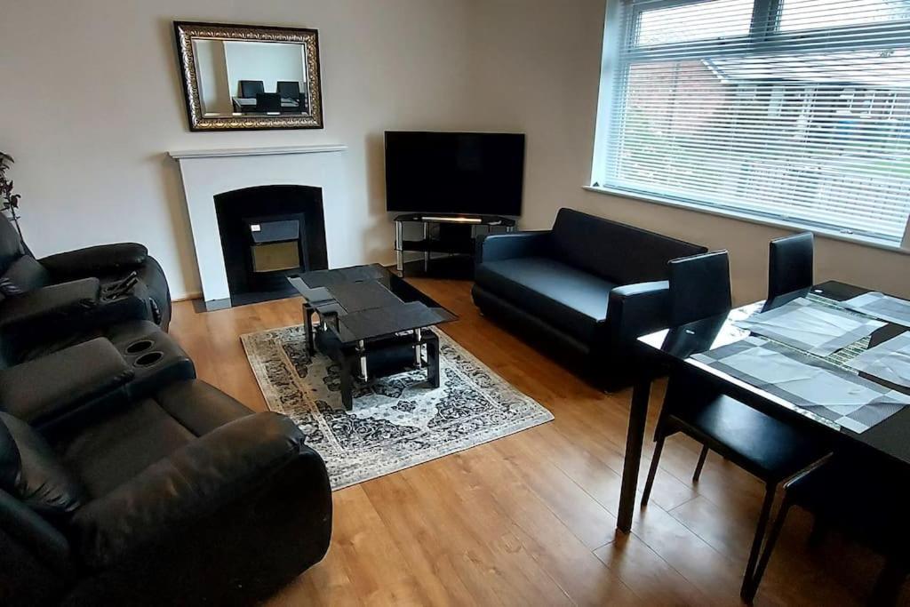 Maisonette With Patio 1 Double Bed Urmston Экстерьер фото