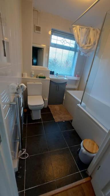 Maisonette With Patio 1 Double Bed Urmston Экстерьер фото