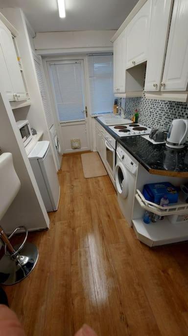Maisonette With Patio 1 Double Bed Urmston Экстерьер фото