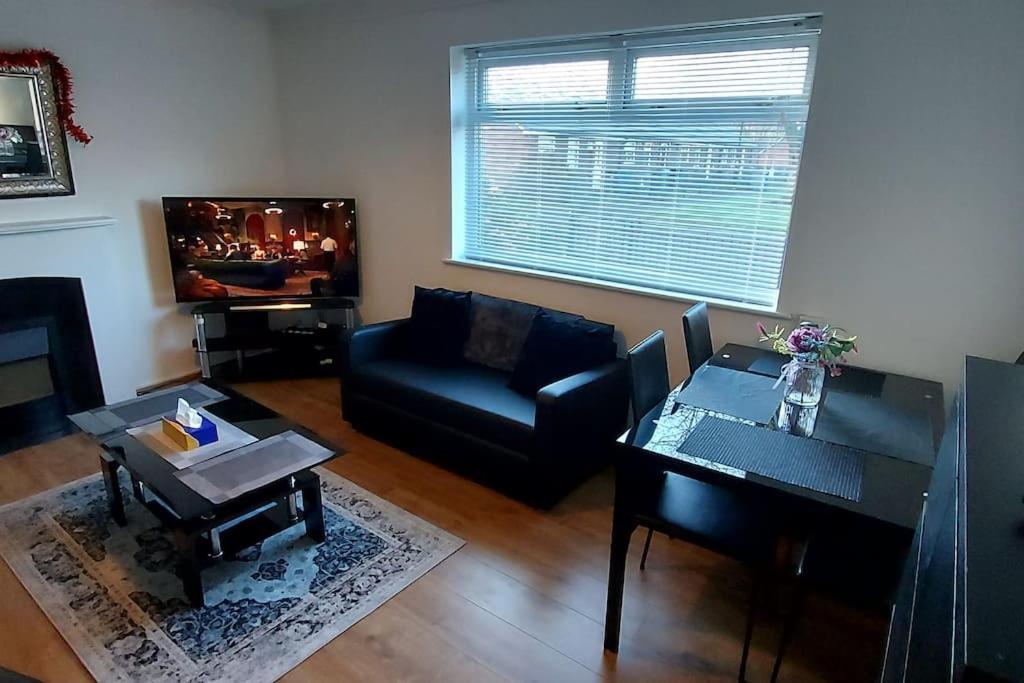 Maisonette With Patio 1 Double Bed Urmston Экстерьер фото