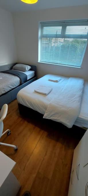 Maisonette With Patio 1 Double Bed Urmston Экстерьер фото
